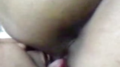 18 साल की उम्र के साथ वह अपनी पहली परिपक्व सेक्सी हिंदी मूवी में चुदाई करता है