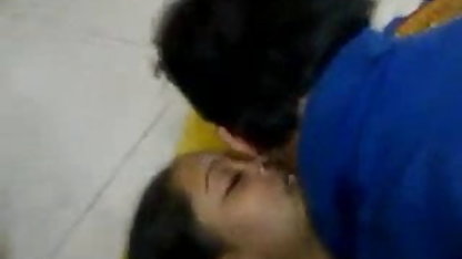 पूल से लौटने के सेक्सी में हिंदी मूवी बाद आराम करते भाई