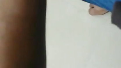 वह अपनी चाची को सोते हुए एक डिल्डो हिंदी में फुल सेक्सी फिल्म हिलाता है