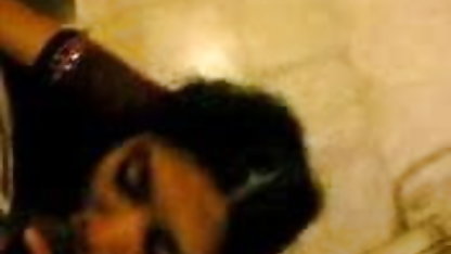 एक युवा लैटिना की बिल्ली सेक्सी पिक्चर हिंदी में इंग्लिश पिक्चर के साथ खेल रहा है