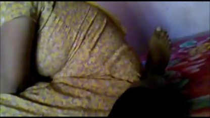 वह अपनी जीन्स और सेक्सी फिल्म वीडियो में हिंदी में जीत को उतारता है