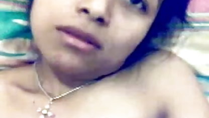 प्रेमी से बात करते समय फुल मूवी वीडियो में सेक्सी एक और उसे चोदता है