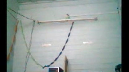 वह अपनी पूर्व प्रेमिका के साथ सेक्सी मूवी फिल्म हिंदी में एक त्रिगुट पोर्न MHM बनाता है