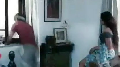 ट्रेन रोको… !! सेक्सी फिल्म दिखाएं वीडियो में