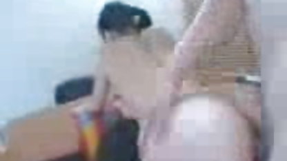 बूढ़ी हिंदी फिल्म सेक्सी में औरत का गधा बाहर आता है