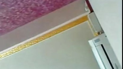 वह चुपके से अपने कपड़े वीडियो फिल्म सेक्सी हिंदी में निकालता है