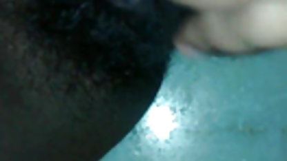 वह सेक्सी फिल्म वीडियो हिंदी में गैरेज में अपने पति को चूसती है