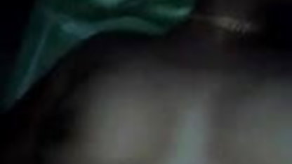 गोरा फुहार मार रहा है सेक्सी हिंदी मूवी में