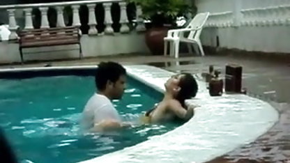 मैं उसकी डॉगी स्टाइल में चुदाई करता हूँ और मैं सेक्सी फिल्म हिंदी में ब्लू पिक्चर उसकी गांड में सह