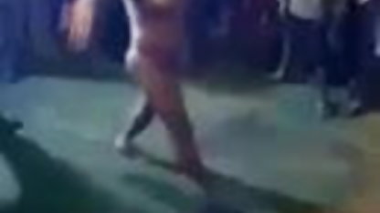 दोस्तों का उपयोग मानव रैंप के रूप सेक्सी फिल्म वीडियो हिंदी में में किया जाता है