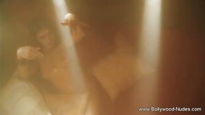 वह वीडियो में सेक्सी चाहिए फिल्म अपने सोते हुए दोस्त के बॉयफ्रेंड के लिए सवारी करती है