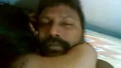 सुंदर मुस्कान के साथ सेक्सी वीडियो हिंदी मूवी में सुंदर लड़की