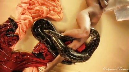 जापानी पत्नी को हिंदी में सेक्सी बीएफ मूवी सोफे पर छोड़ा