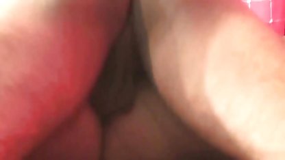 जब वह सोता है और तालाब करता है, तो ब्लू पिक्चर सेक्सी हिंदी में उसका भाई उसकी तस्वीरें लेता है