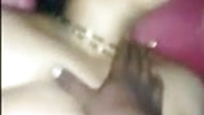 वह फोन पर बात सेक्सी फिल्म वीडियो में दिखाओ करते हुए अपनी बहन को चोदता है