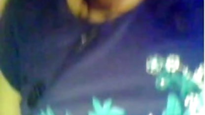 नए बाथटब की हिंदी में बीएफ सेक्सी फिल्म कोशिश कर रहा है