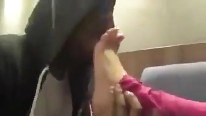 उसे उत्तेजित करने के लिए सेक्सी हिंदी फिल्म वीडियो में उसके भाई द्वारा गड़बड़ युवा लड़की