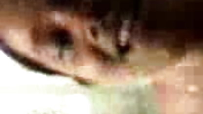 वह अपनी प्रेमिका को रिकॉर्ड करता है जबकि वह उसे चोदता सेक्स फिल्म वीडियो वीडियो में है