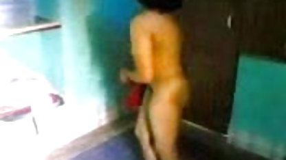 अपने गीले सेक्सी ब्लू फिल्म चाहिए हिंदी में योनि होंठों को हटाकर