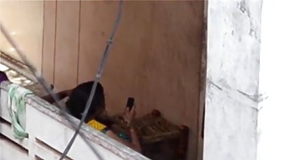 वह सेक्सी फिल्म वीडियो में हिंदी अपने कमरे में अपनी छोटी बहन को चोदता है