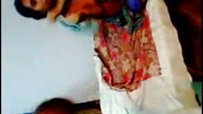 पिता सेक्सी हिंदी में फिल्म उसकी बेटी को बहला फुसलाकर ले जाता है