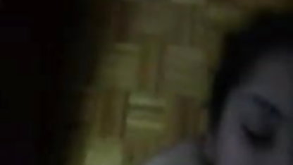 वह अपनी प्रेमिका को सेक्सी में हिंदी मूवी एक लक्जरी वेश्या देता है