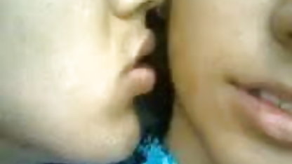 अब वह सेक्सी फिल्म वीडियो में एक फ़नल के साथ शराब पी रहा है