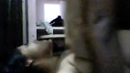 उसकी गीली चूत के साथ सेक्सी पिक्चर वीडियो में सेक्सी वीडियो में खेल रहा है