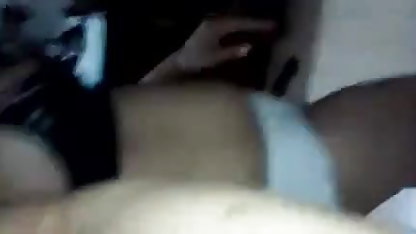 वे ब्लू फिल्म हिंदी में सेक्सी प्रेमी के साथ एक लड़की के अंदर भागते हैं