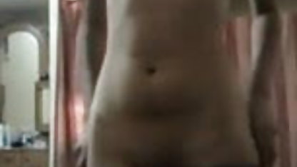 अपने मसाज वीडियो में सेक्सी हिंदी फिल्म की दया पर लैटिना लड़की